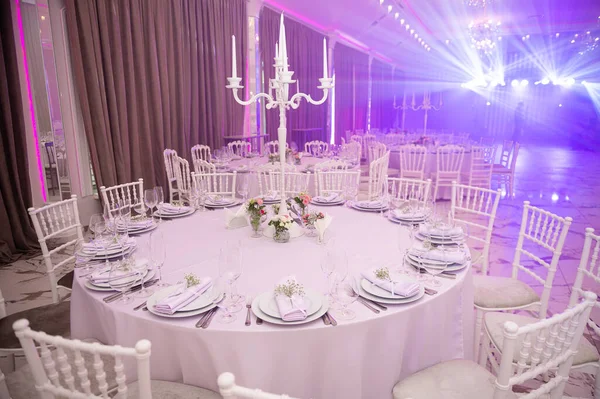 Düğün masası. beyaz masa örtüsü ve beyaz sofra takımı