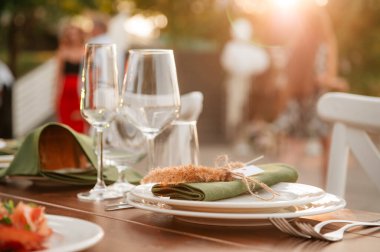 Masa düzenleme, yeşil peçete ve gözlük.