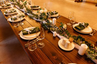 Masa örtüsü olmayan ahşap bir masa taze çiçeklerle servis edilir ve dekore edilir. Açık Cafe.