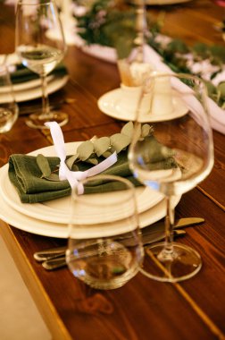 Masa örtüsü olmayan ahşap bir masa taze çiçeklerle servis edilir ve dekore edilir. Açık Cafe.