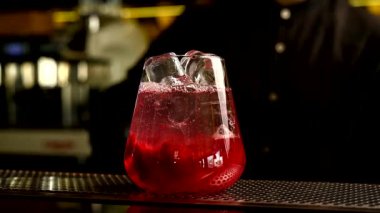Barmen buzlu kokteyl hazırlar.