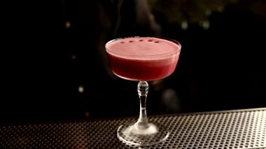 Barmen buzlu kokteyl hazırlar.