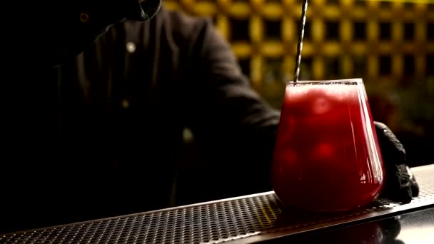 Bartendern förbereder cocktail med is — Stockvideo