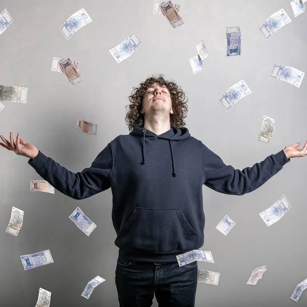 Ικανοποιημένος τύπος ξερνάει χρήματα, το εθνικό νόμισμα της moldova lei Φωτογραφία Αρχείου