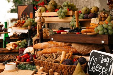 Düğün peyniri ve meyveli kek, dekorasyon düğün partisi dışarıda.