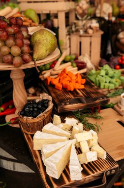 Düğün peyniri ve meyveli kek, dekorasyon düğün partisi dışarıda.