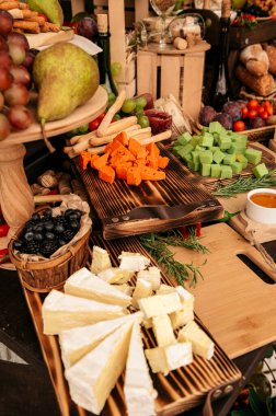 Düğün peyniri ve meyveli kek, dekorasyon düğün partisi dışarıda.