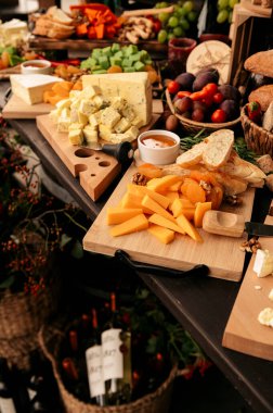 Düğün peyniri ve meyveli kek, dekorasyon düğün partisi dışarıda.