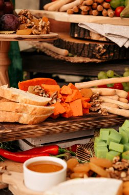 Düğün peyniri ve meyveli kek, dekorasyon düğün partisi dışarıda.