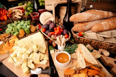 Düğün peyniri ve meyveli kek, dekorasyon düğün partisi dışarıda.