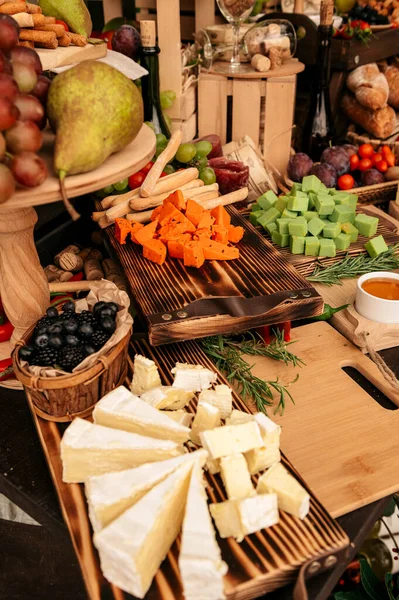 Düğün peyniri ve meyveli kek, dekorasyon düğün partisi dışarıda.