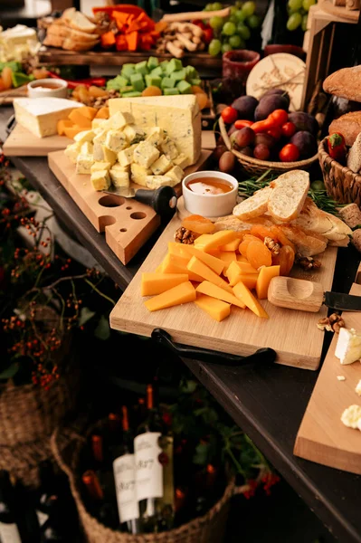 Düğün peyniri ve meyveli kek, dekorasyon düğün partisi dışarıda.