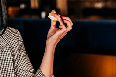 Bir kadının eli yiyeceği tutar. Boşluğu kopyala