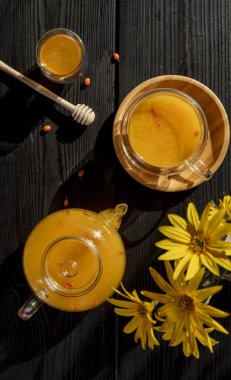 Baharatlı deniz dikenli çay ve bitkiler. en üstteki görünüm