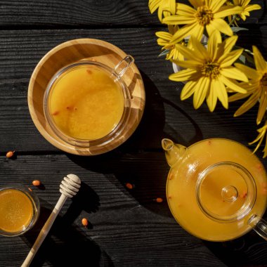 Baharatlı deniz dikenli çay ve bitkiler. en üstteki görünüm