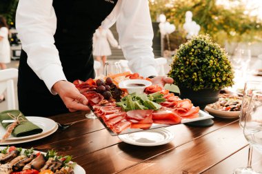 Garson et yemeği ile bir tabak taşıma