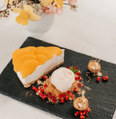 Üzüm ve nar ile süslenmiş dondurmalı leziz cheesecake tatlısı.