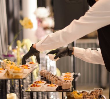 Tepside lezzetli kekler, festival masası için tatlı.