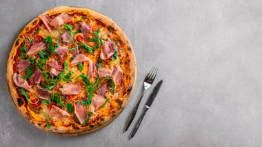 Prosciutto ve roka ile lezzetli pizza. Boşluğu kopyala