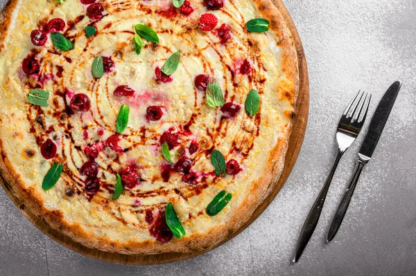 Pizza Tradizionale Italiana Con Lamponi Ciliegie — Foto Stock