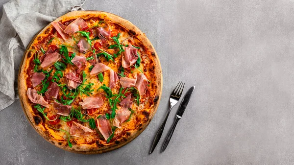 Deliziosa Pizza Con Prosciutto Rucolla Copia Spazio — Foto Stock