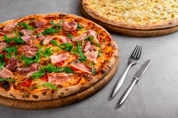 Deliziosa Pizza Con Prosciutto Rucolla Copia Spazio — Foto Stock
