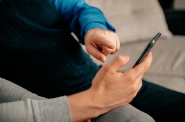 Torun büyükbaba evde akıllı telefon kullanmayı öğretiyor.