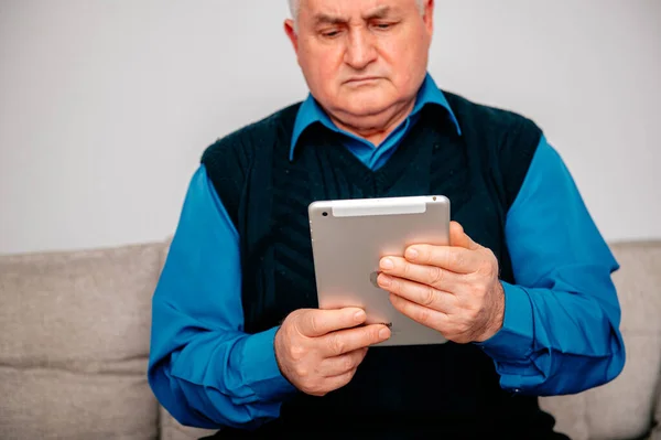 Casual Man Sitting Sofa Living Room Using Mobile Phone Browsing — Stock Photo, Image