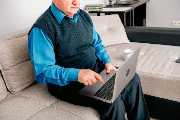 Homem Casual Sentado Sofá Sala Estar Usando Telefone Celular Navegando — Fotografia de Stock