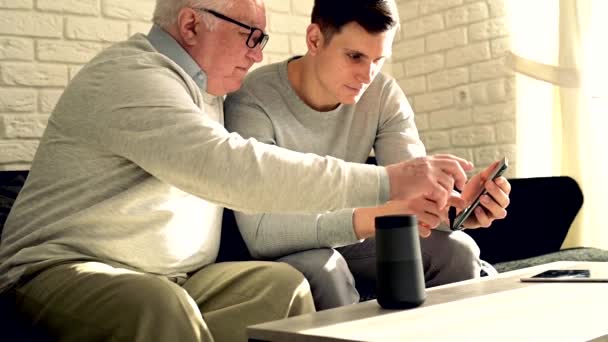 Grandson Grandfather Teaches Use Smartphone Home — Stock Video
