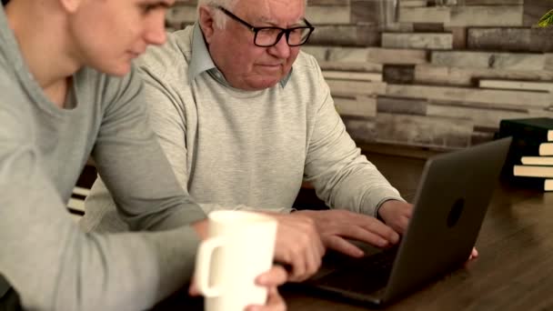 Nieto Sentado Sofá Con Abuelo Enseñándole Usar Ordenador Portátil Familia — Vídeos de Stock