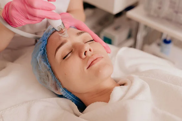 Una Joven Cosmetólogo Sobre Limpieza Facial Ultrasónica Asistencia Sanitaria — Foto de Stock