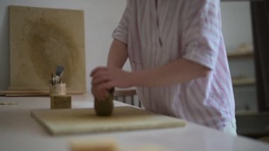 Kil donanımı işleniyor ve bulaşık üretiliyor, işleniyor.