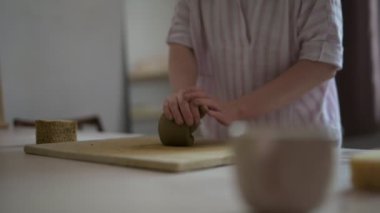 Kil donanımı işleniyor ve bulaşık üretiliyor, işleniyor.