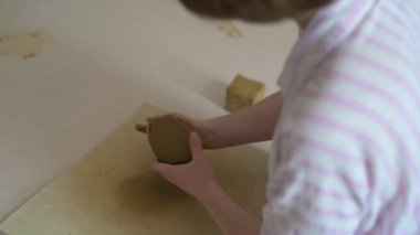 Kil donanımı işleniyor ve bulaşık yapılıyor, işleniyor. en üstteki görünüm