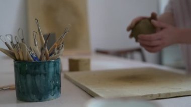 Kil donanımı işleniyor ve bulaşık üretiliyor, işleniyor.