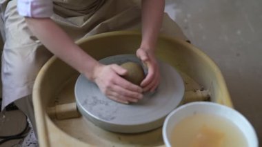 Kil donanımı işleniyor ve bulaşık yapılıyor, işleniyor. en üstteki görünüm