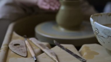 Kil donanımı işleniyor ve bulaşık üretiliyor, işleniyor.