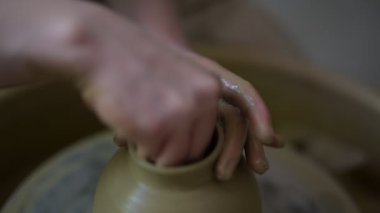 Kil donanımı işleniyor ve bulaşık yapılıyor, işleniyor. en üstteki görünüm