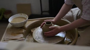 Kil donanımı işleniyor ve bulaşık üretiliyor, işleniyor.
