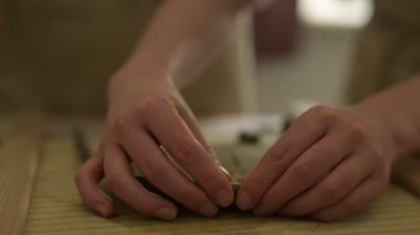 Kil donanımı işleniyor ve bulaşık üretiliyor, işleniyor.