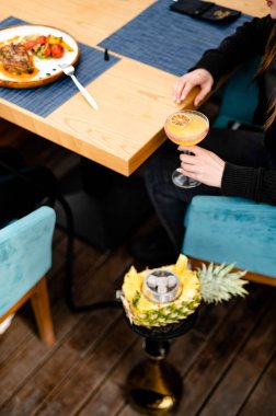 Ananaslı lüks nargile. Meyveli egzotik kase. Nargile salonu. Cazibeler rahatlar.