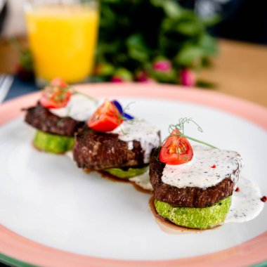 Tahta bir masada beyaz tabakta kabaklı bir et tabağı. en üstteki görünüm