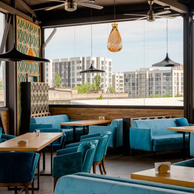 Kafenin köşesindeki Tosca mavisi kanepe. endüstriyel mobilya tasarımı.