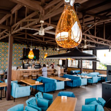 Kafenin köşesindeki Tosca mavisi kanepe. endüstriyel mobilya tasarımı.