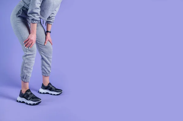 Pies Mujer Zapatos Deportivos Sobre Fondo Púrpura Espacio Copia — Foto de Stock