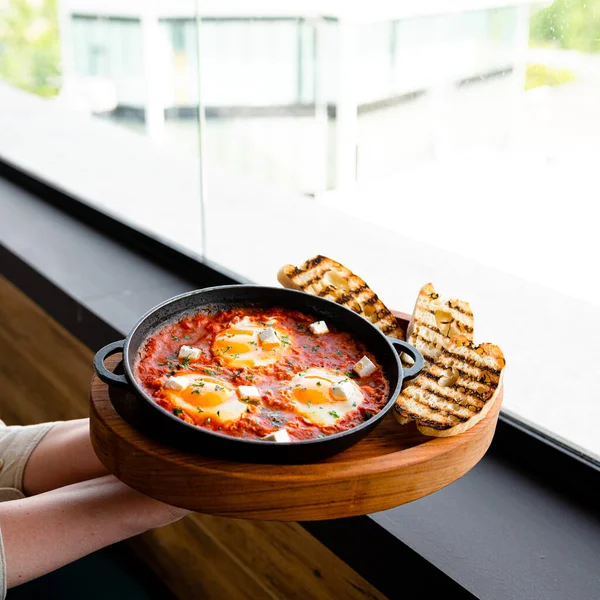 Shakshuka Shakshouka Œufs Frits Nationaux Juifs Avec Fromage Herbes Tomates — Photo