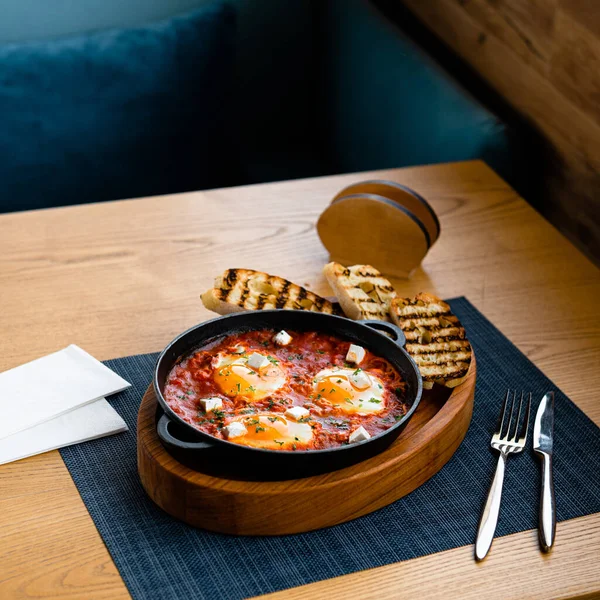 Shakshuka Shakshouka Œufs Frits Nationaux Juifs Avec Fromage Herbes Tomates — Photo