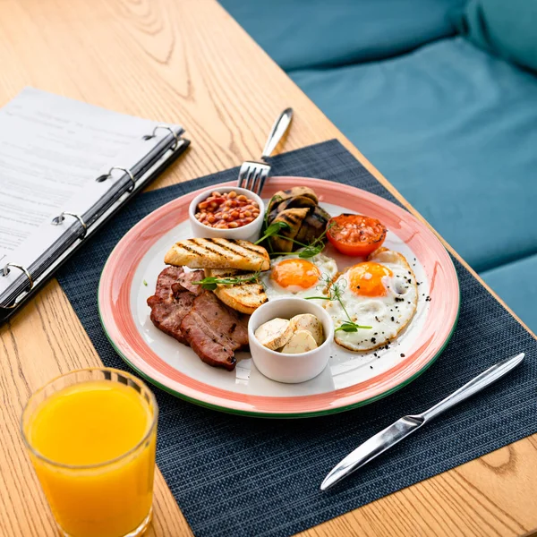Oeuf Petit Déjeuner Avec Bacon Tomate Haricots — Photo
