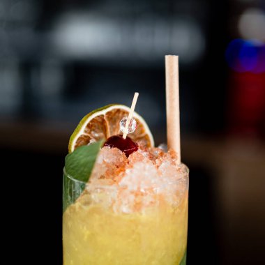 Zarif, buzlu sarı kokteyl.